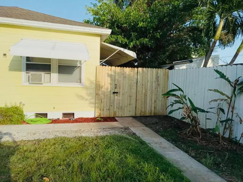 Key West Style 2 Bedroom House Fenced Backyard Patio Grill Firepit! Long Driveway For Boat Parking 10 Min To Delray Beach!!! Лейк Уърт Екстериор снимка